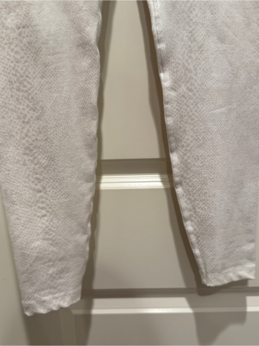 Beyond Yoga Viper White Iridescent Yoga Leggings Size Small - Picture 10 of 12